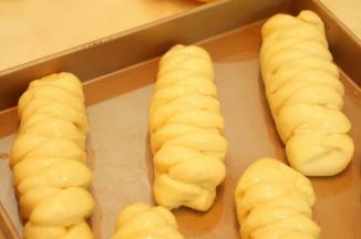 发酵至两倍大小后表面刷上蛋液。