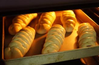 将烤盘放入预热好的烤箱中层，以上下火180度，烘烤18-20分钟，表面上色均匀。