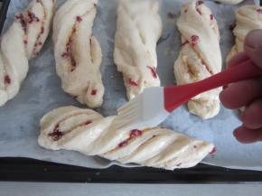 发好的面包胚涮上蛋液。