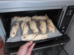 放入预热好的烤箱180度，中层烤15分钟左右。