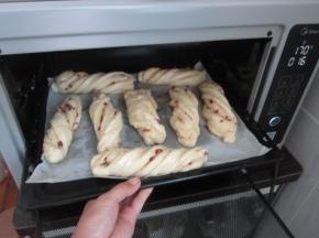 放入预热好的烤箱180度，中层烤15分钟左右。