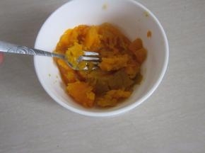 将蒸好的南瓜压成泥备用。