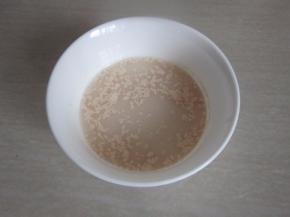 取60克清水融化酵母。