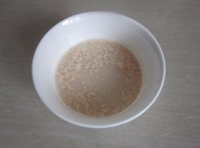 取60克清水融化酵母。