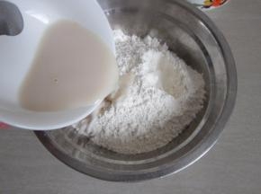 将化开的酵母倒入面粉中。