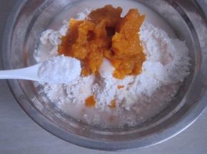 接着加入南瓜泥、细砂糖、猪油。