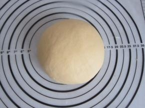 柔成光滑的面团盖上保鲜膜松弛10分钟。