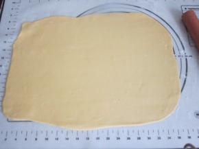 松弛好的面团擀成长方形面片。