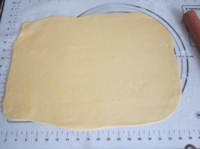 松弛好的面团擀成长方形面片。