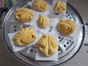 垫上油纸摆放入蒸锅中。酵发20分钟后，大火蒸15分钟，闷5分钟即可出锅享用。