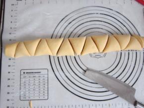 用刀切成“V”字形三角