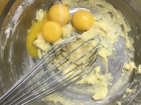放入三个蛋黄