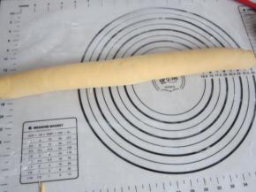 从上往下卷起。