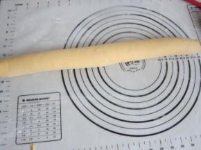 从上往下卷起。