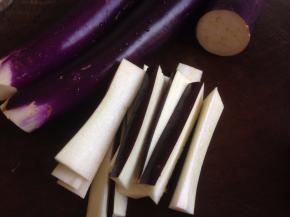 茄子切成细长条