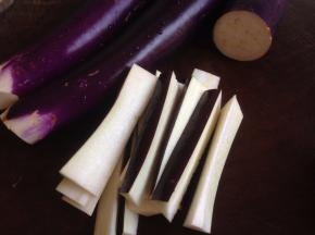 茄子切成细长条