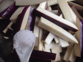 加入6克盐腌，拌均匀