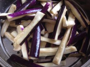 放在蒸锅里，隔水蒸8-10分钟