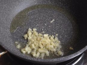 锅里放15克油，大火烧热。加入蒜蓉