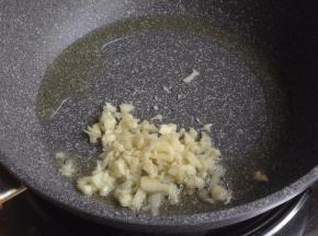 锅里放15克油，大火烧热。加入蒜蓉