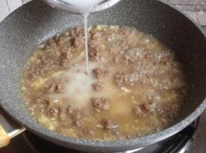 3.5克生粉加少许水调匀，倒入，打芡