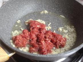 加入瘦肉末，翻炒几下