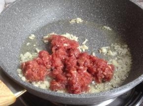 加入瘦肉末，翻炒几下