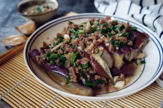 茄子蒸熟放入菜盘子，淋上肉汁即可上桌