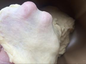 揉好后的面团拿一小块出来，能拉出有韧性不易破的手套膜或破了的边缘光滑整洁就好了。