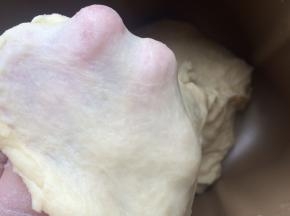 揉好后的面团拿一小块出来，能拉出有韧性不易破的手套膜或破了的边缘光滑整洁就好了。