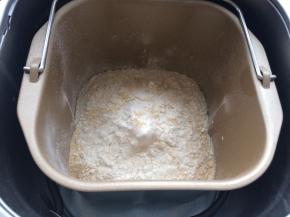 提前准备好所有材料。面团材料除了黄油外其余材料如牛奶，鸡蛋，细砂糖，盐，高筋面粉，酵母依次放入面包机中，按和面程序和面10分钟。