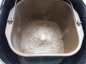 提前准备好所有材料。面团材料除了黄油外其余材料如牛奶，鸡蛋，细砂糖，盐，高筋面粉，酵母依次放入面包机中，按和面程序和面10分钟。