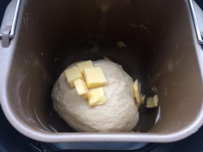 放入黄油继续和面20分钟。