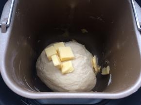 放入黄油继续和面20分钟。