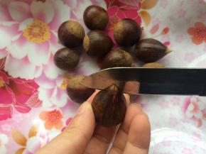 面包机揉面的时候就可以开始制作栗子馅，时间是非常充足的，栗子馅也可以提前制作好。
把栗子清洗干净，用水果刀在栗子尖尖的位置划个十字，这样是为了可以很好的去壳。