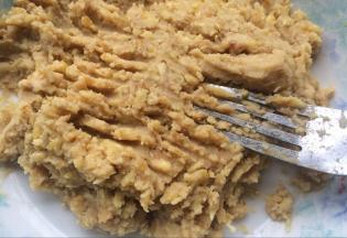 然后加入细砂糖，牛奶搅拌均匀成泥状。