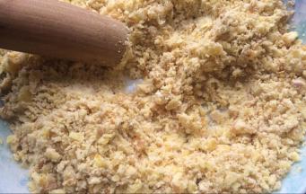 去好壳的栗子用擀面杖压碎，也可以用料理机打成粉状。