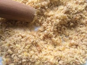 去好壳的栗子用擀面杖压碎，也可以用料理机打成粉状。