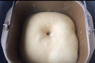 这时面团正好发酵完毕，看面团有没有一发到位，用手按压一个孔，面团不回缩表示发酵完毕。