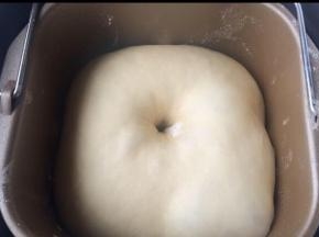 这时面团正好发酵完毕，看面团有没有一发到位，用手按压一个孔，面团不回缩表示发酵完毕。