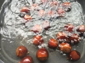 锅中放入适量的水煮开，倒入栗子煮15分钟即可，如果栗子比较大，煮的时间延长。