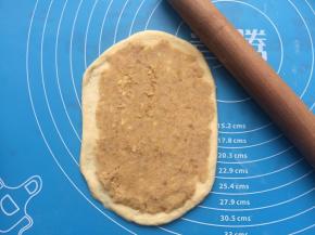 抹上一层栗子馅。