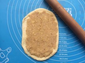 抹上一层栗子馅。