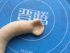 卷好之后，有一头尾部稍微掰开一点点。