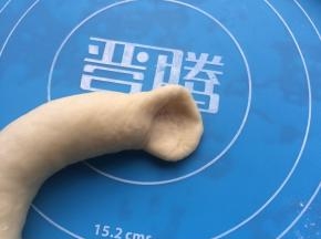 卷好之后，有一头尾部稍微掰开一点点。