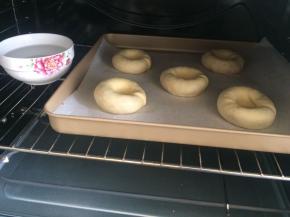 把全部做的都放入烤盘再放入烤箱中方开发酵功能进行二发，为了保证湿度达到，可以在发酵的时候放入一碗温水进入烤箱。发至1.5-2倍大，二发温度30-38度之间不得超40度，湿度75%-85%之间。