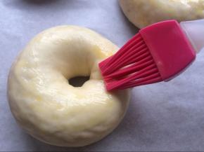 二发好刷上一层鸡蛋液。