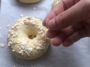 在表面撒入适量的麦片装饰。