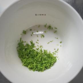 擦下青柠檬的柠檬皮屑，备用