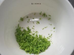 擦下青柠檬的柠檬皮屑，备用